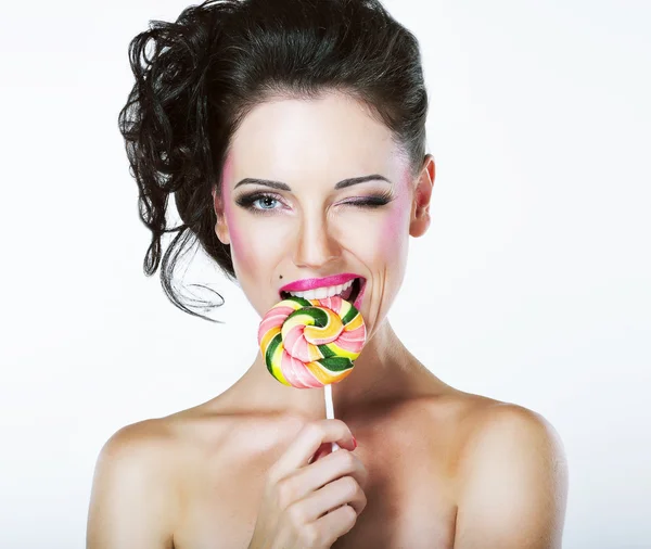 Coquette. grappige schilderachtige brunette met kleurrijke lolly — Stockfoto