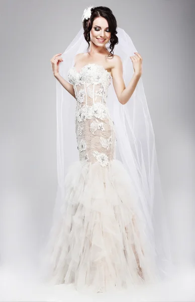 Oczekiwanie. pięknej narzeczonej uradowany biała suknia ślubna — Zdjęcie stockowe