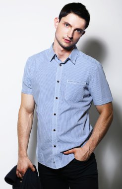 başarılı yakışıklı şık genç adam mavi gömlek daimi