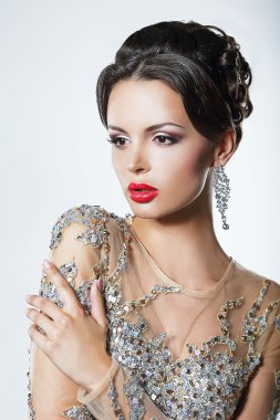 Elegance. payetler ve mücevherleri içinde lüks iyi görünümlü kadın