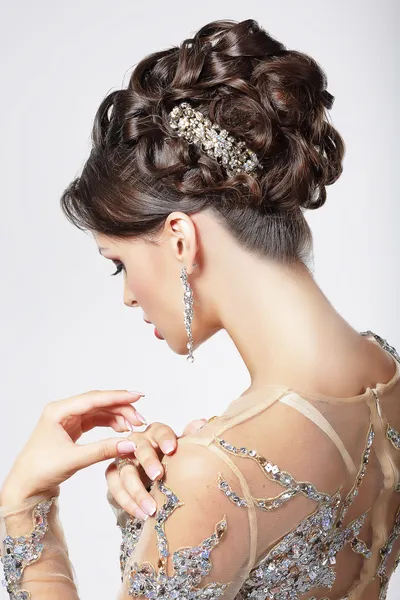 Elegância e Chic. Bela morena com penteado elegante. Luxo — Fotografia de Stock