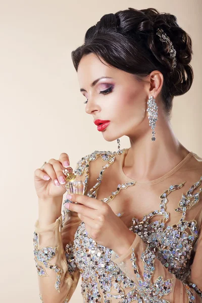 Retrato de mulher caucasiana luxuosa com garrafa de perfume . — Fotografia de Stock