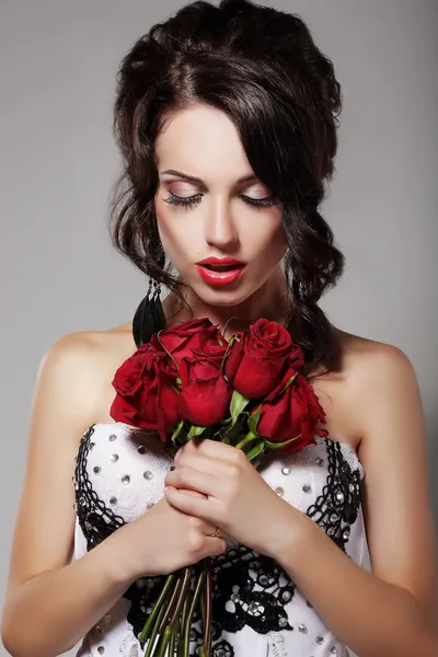 Νεαρή Ομορφιά Μυρίζοντας Μπουκέτο με Κόκκινα Τριαντάφυλλα. Χαρά & αρμονία — Φωτογραφία Αρχείου