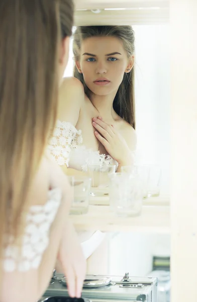 Uttryck. uppriktig äkta eftertänksam kvinna reflekterar i spegeln — Stockfoto