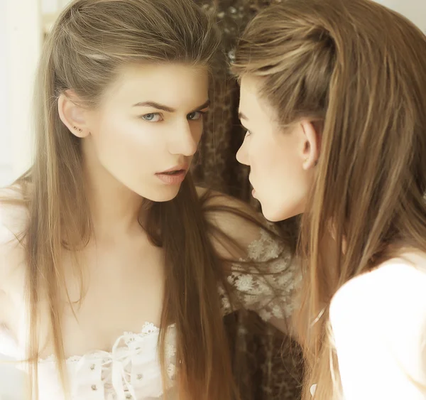 Złudzenie. obraz piękna kobieta przed lustrem — Zdjęcie stockowe