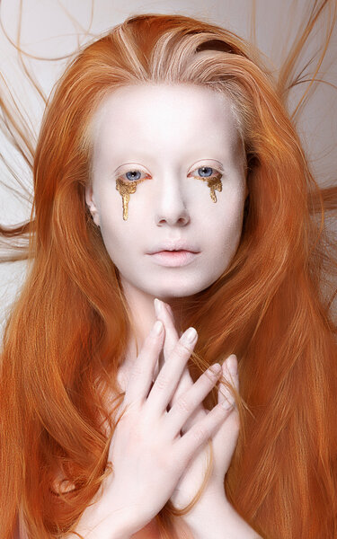 Маскарад. Рыжая женщина с футуристическим макияжем. Фантазия
