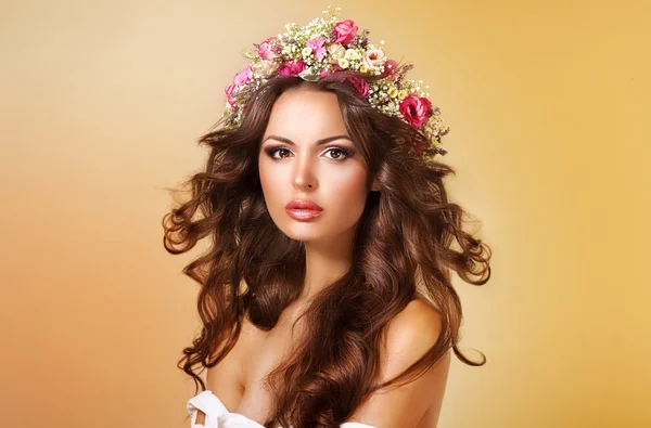 エレガンス。花と流れる髪で上品な愛らしい女性 — ストック写真