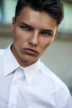 güven & güvendir. saygın sıkı genç adam - beyaz yakalı