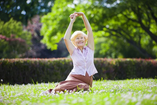Bien-être. Santé mentale. Vieille femme optimiste faisant de l'exercice en plein air — Photo