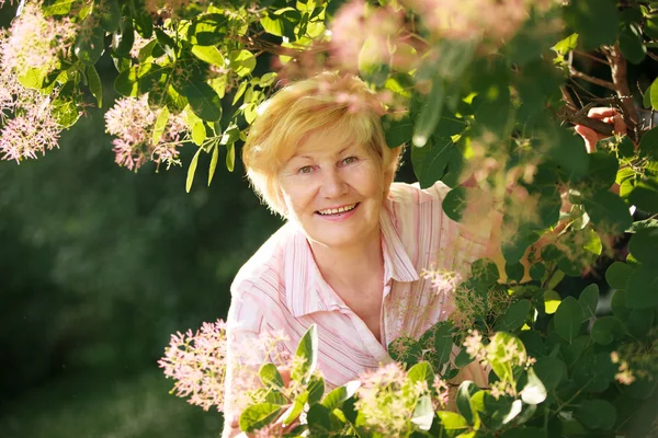 Vivace allegra donna anziana ottimista tra i fiori — Foto Stock