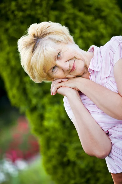 Drömmande. utomhus porträtt av fundersam farmor — Stockfoto