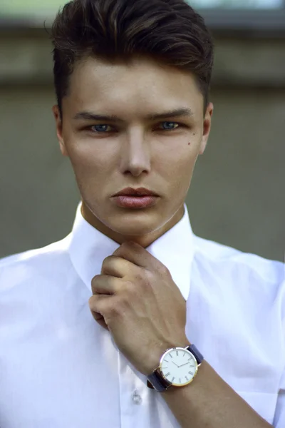 Individualidad. ambicioso éxito guapo caucásico hombre con reloj — Foto de Stock