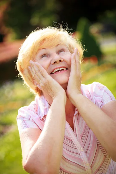 Upprymdhet. ecstasy. förvånad glad kvinna som gråhåriga senior tittar — Stockfoto