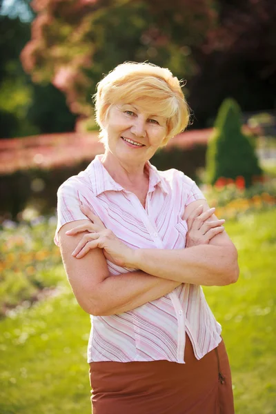 Zekerheid. gepensioneerde m/v vertrouwen trendy senior vrouw met gekruiste armen — Stockfoto