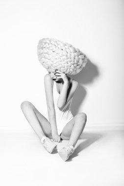 Haute couture. sihir. yaratıcı saç modeli ile abartılı kadın