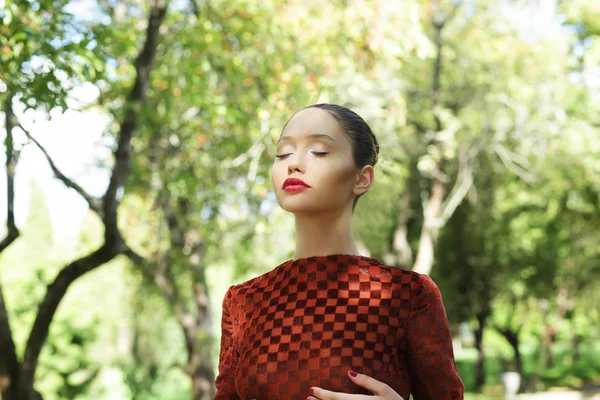 Meditatie. Zen-achtige Aziatische vrouw met gesloten ogen ontspannen buitenshuis — Stockfoto