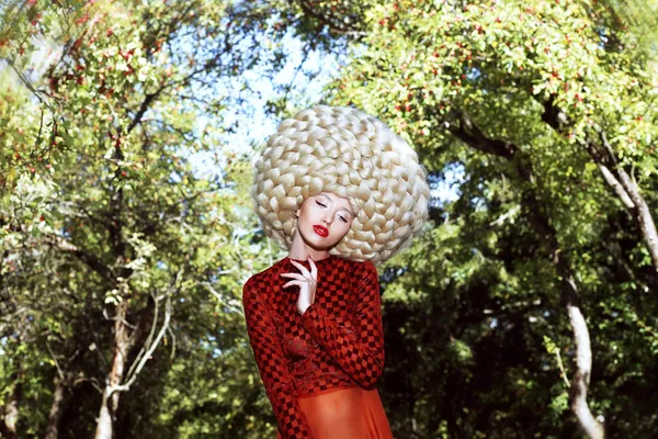 Niezwykły fryzura. kobieta w wspaniałe sztuki peruki z włosów kiwał — Zdjęcie stockowe