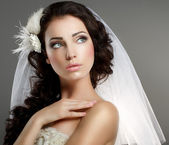 esküvői. fiatal gyengéd csendes menyasszony a klasszikus fehér fátyol elérhető Keresek
