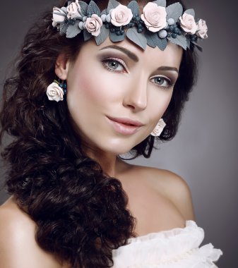 çekiciliği. mükemmellik. büyüleyici cutie çiçek çelenk takmış
