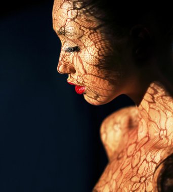 Art deco. etnik kadının yüzüne refleks Ajur dantel - süslü makyaj ile