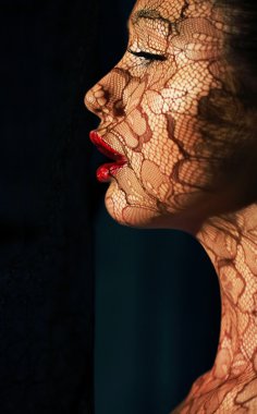 yaratıcı sanat makyaj. güneş ışığı ile oyma Asyalı bir kadın portresi