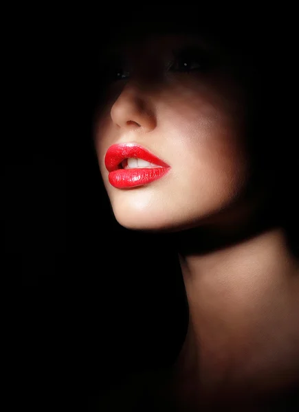 Oscuridad. Cara de mujer con labios rojos sexy en foco y sombras. Secreto —  Fotos de Stock