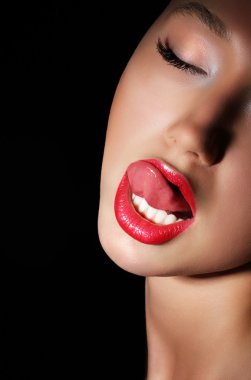 carnality. şehvet. kışkırtıcı bir kadın kırmızı seksi dudaklarını yalıyor. tutku