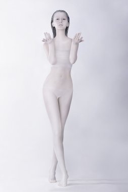 fantezi. gerçeküstü resimlerbodypainting. stile sahip sanatsal kadın beyaz renkli. yaratıcı sanat