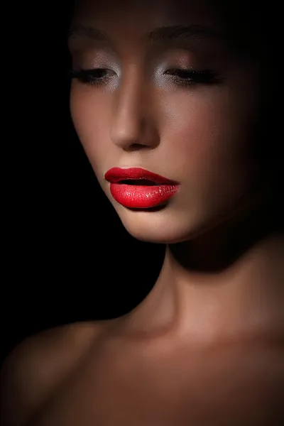 Accent. Highlight. Glamorous Exotic Asian Woman in Shadows. Evening Makeup — Stock Photo, Image