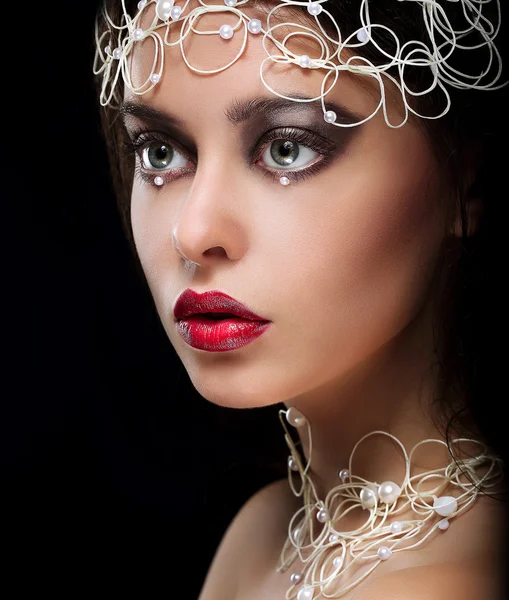 Decoración. Retrato de mujer hermosa con perlas y perlas —  Fotos de Stock