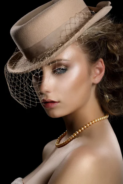 魅力。复古风格的浪漫的女人，在老式顶棕色的帽子和面纱。怀旧 — 图库照片