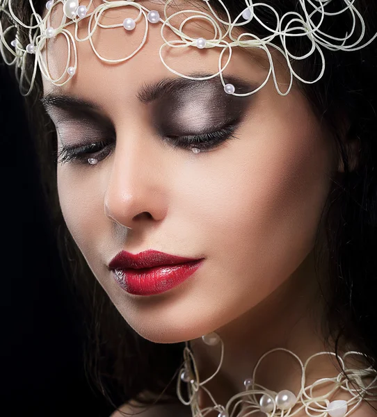 Elegante elegante elegante jovem mulher com pérolas em devaneio — Fotografia de Stock