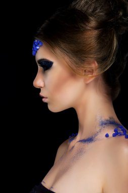 Vogue. genç kadın trendy göz alıcı makyaj ile sanatsal profil