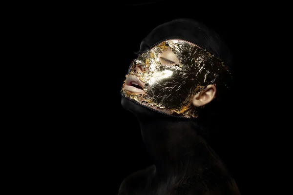 フィクション。想像力。狂気の神秘的なマスクと金箔で未来的な生き物 — ストック写真