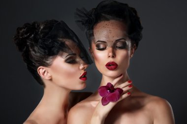 Glam. Menekşe çiçek ile voiles sevgi şirin kadınlar. retro tarzı
