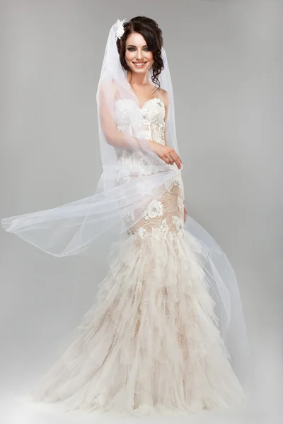 式です。肯定的な感情。風のウェディング ドレスでゴージャスな笑顔花嫁 — ストック写真