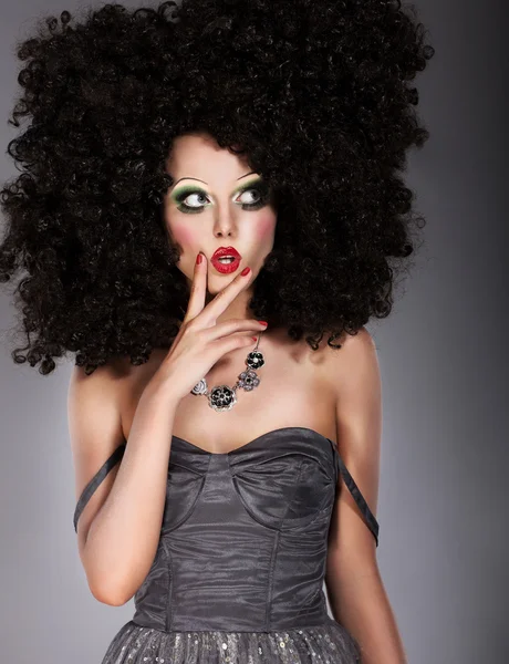Vogue. Morena de moda en la exuberante peluca de arte Grimacing. Concepto creativo —  Fotos de Stock