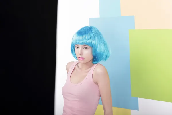 Töprengő szép lány a divatos kék paróka és a rózsaszín szingulett portréja — Stock Fotó