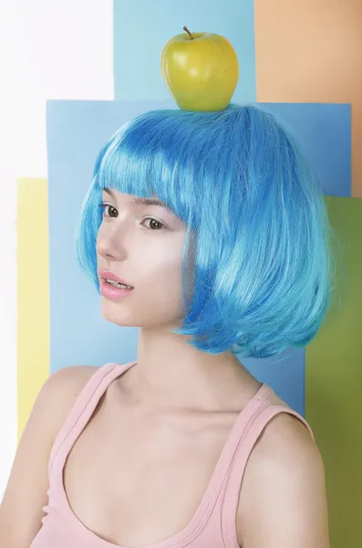 想象力。在与苹果在她头上的蓝色假发的亚裔女子 — 图库照片