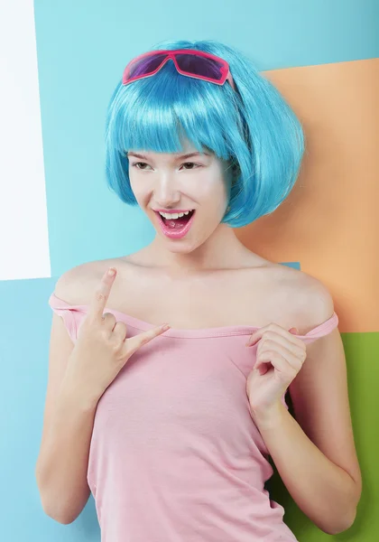 Ενθουσιασμένος παιχνιδιάρικο γυναίκα με φανταχτερά τα μπλε μαλλιά αναφέροντας επιτυχία σύμβολο — Φωτογραφία Αρχείου