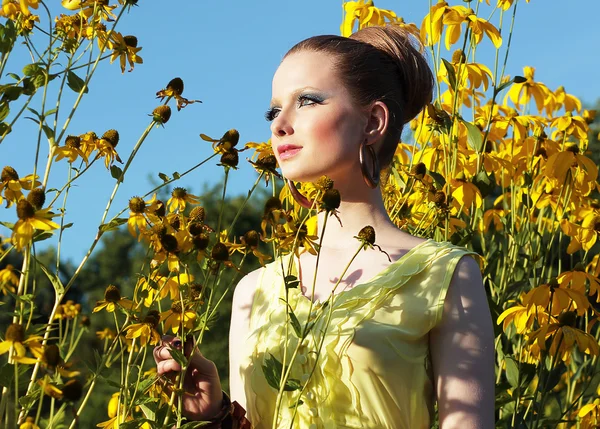 Ora legale. Giovane femmina in prato tra fiori gialli in fiore — Foto Stock