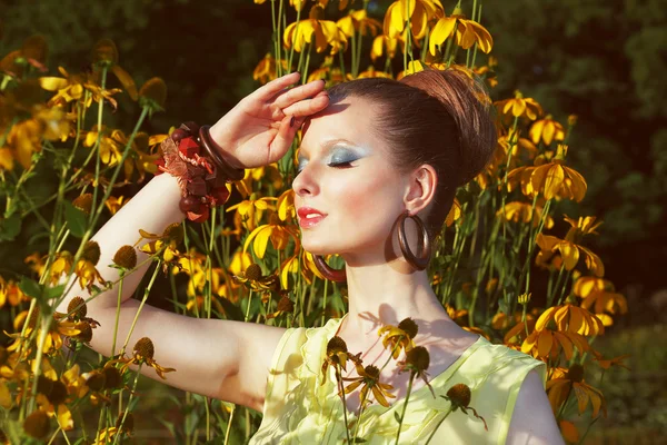 Entspannung. Tagträumende Frau vor floralem Hintergrund mit Blumen — Stockfoto