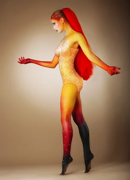Yaratıcılık. sanatsal kadın dramatik makyaj ile kaplı — Stok fotoğraf