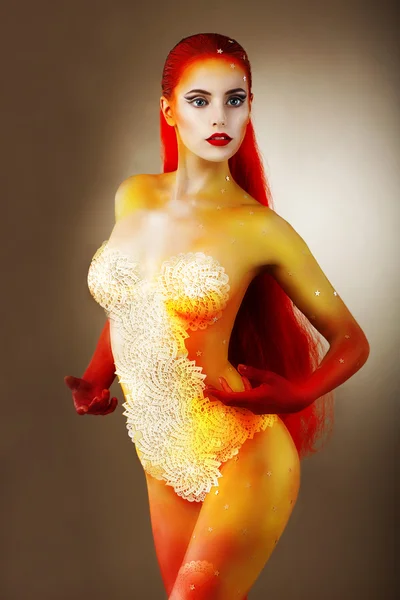 Bodypainting. anmutige nackte Frau mit farbiger Haut — Stockfoto