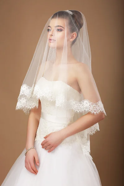 官能性。透明な結婚式のベールを持つ女性 — ストック写真