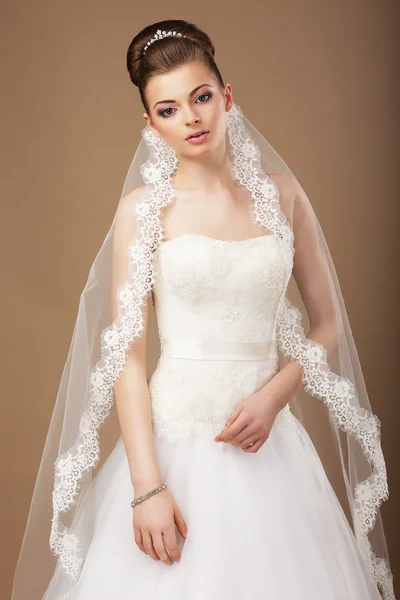 Eleganz. attraktive Braut im Schleier mit durchbrochener Spitze — Stockfoto