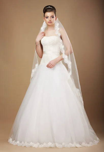 Casamento. Noiva graciosa bonita em vestido longo branco e viel — Fotografia de Stock