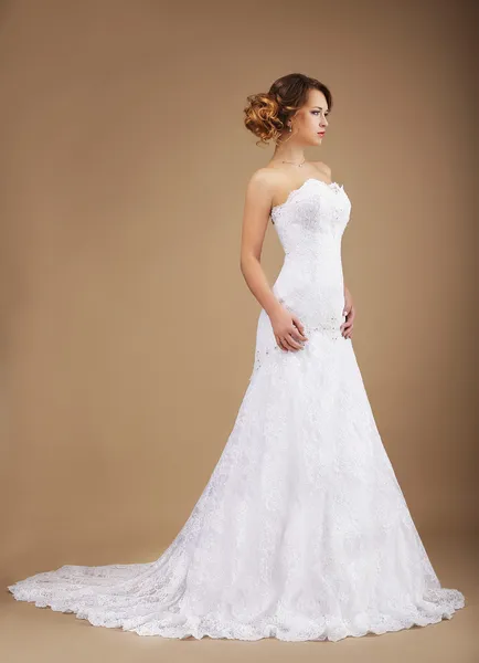 Elegantie. jonge sierlijke jonggehuwde in lange jurk — Stockfoto