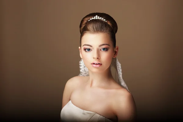 Portrait of Young Brunette with Natural Makeup — Stock Photo, Image