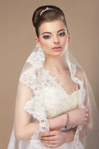 Mujer hermosa con joyas - Diadema de platino — Foto de Stock